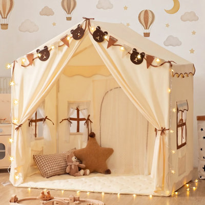 Tente de jeu 2-en-1 avec tapis rembourré, lumières étoilées et drapeaux, maisonnette de lit 51 po x 35 po x 51 po, conception à deux portes et 4 fenêtres et 2 poches de rangement
