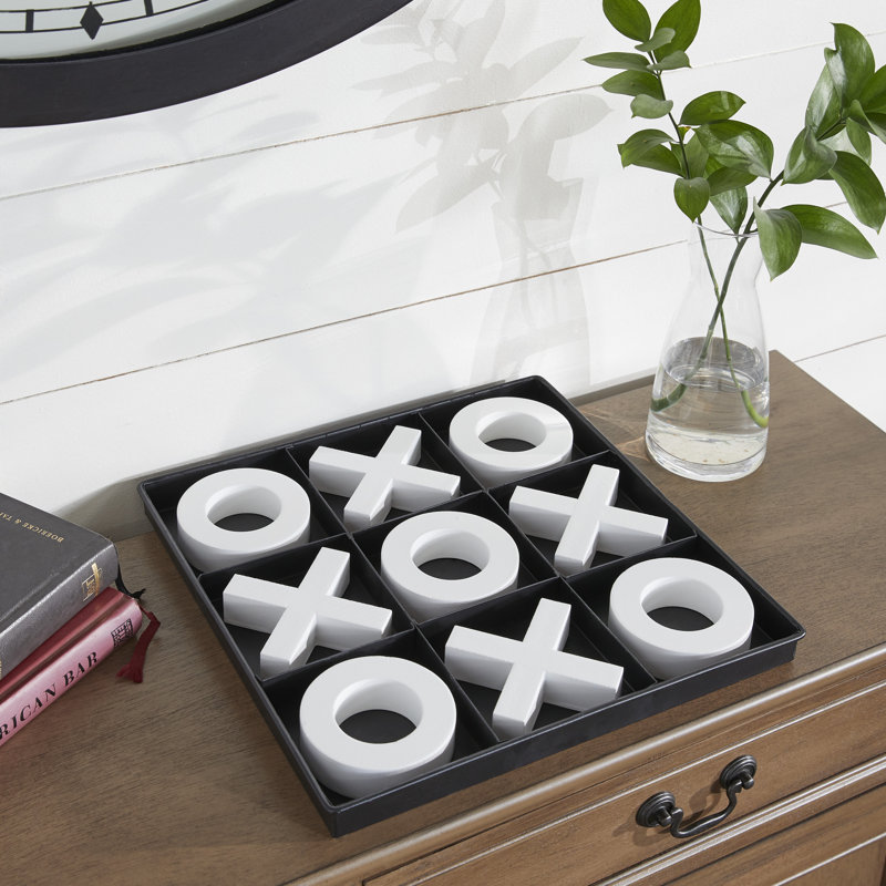 Jeu de tic tac toe noir avec pièces blanches
