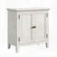 Large armoire-buffet 2 portes bohémienne blanc-grisâtre avec tablette réglable, parfaite pour un décor moderne et rustique
