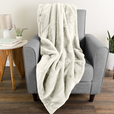 Jeté en fausse fourrure pour canapé - 50 x 60 pouces en fausse fourrure de lapin pour lit, chaise ou canapé - Literie chaude et confortable pour le salon, la chambre à coucher et la décoration intérieure (crème)