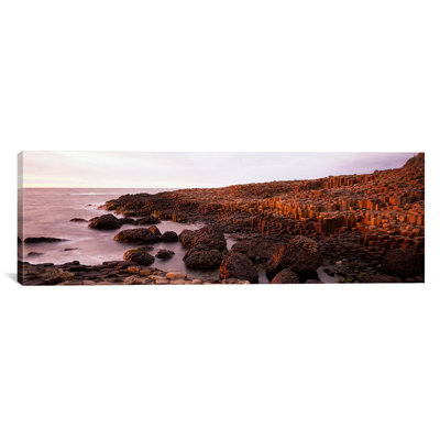 Colonnes de basalte de Giant's Causeway, Antrim Coast, Northern Ireland par Panoramic Images - Mur de galerie sur toile