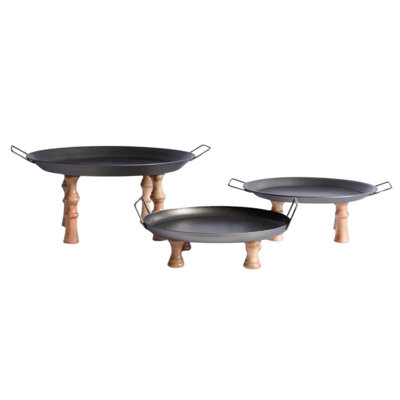Ensemble de trois plateaux à rebords ronds en bois et métal noir et brun avec poignées
