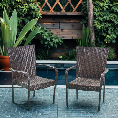 Ensemble de 2 chaises empilables d'extérieur, cadre en rotin et fer brun avec accoudoirs courbés, chaises de patio de style transitionnel