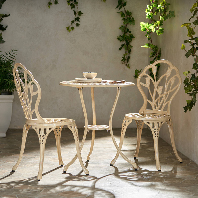 ensemble d'extérieur avec une table et deux chaises, Sable