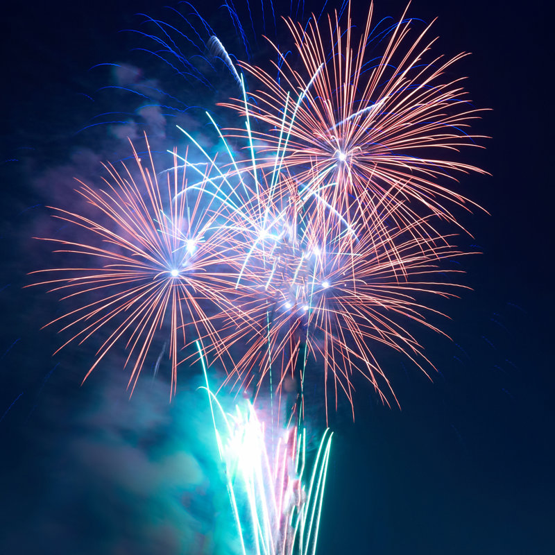 Feux d'artifice colorés - photographie sur toile tendue, H 12 po x l 12 po