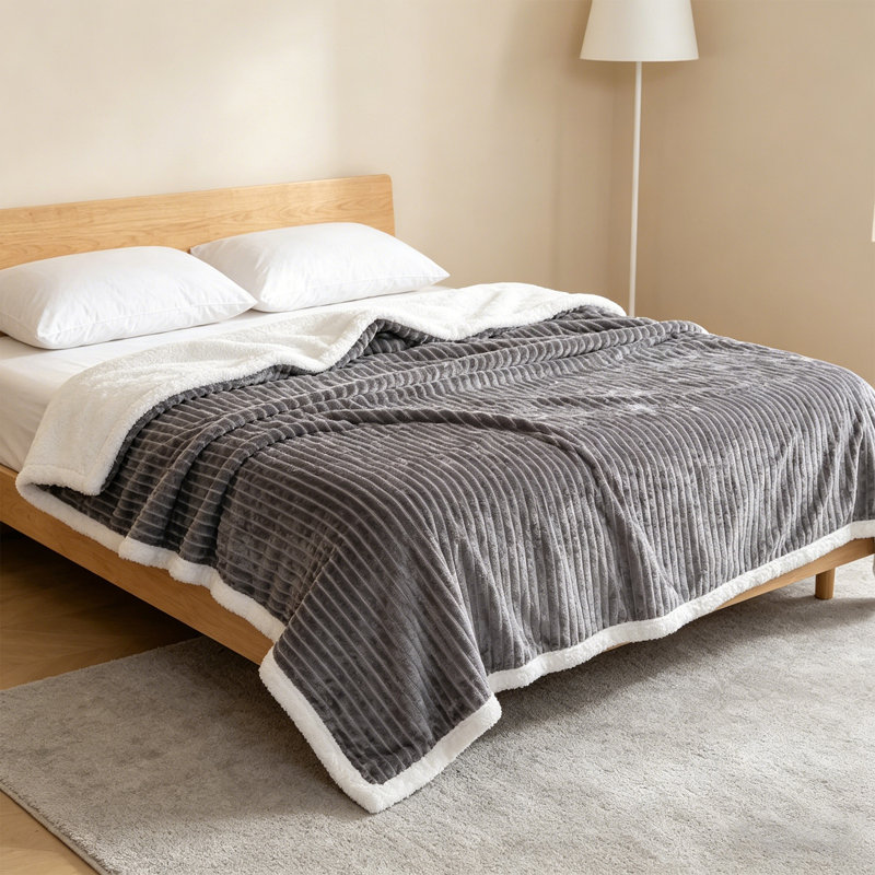 Jeté en sherpa réversible très grand rayé gris, 87 po x 94 po., Gris