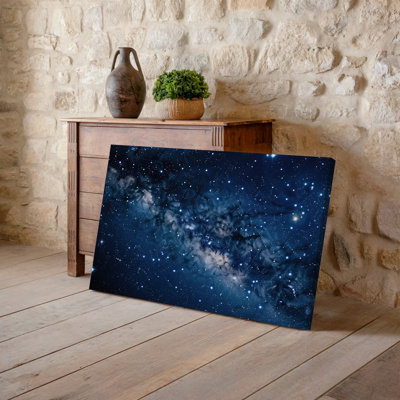 Toile «A Vaste Deep Space Scene» remplie d'innombrables étoiles scintillantes, éparpillées sur un riche fond bleu foncé, créant un art mural sur toile