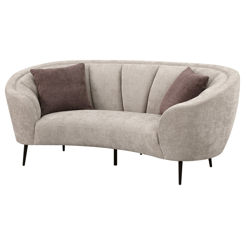 Revêtement beige moderne avec des courbes élégantes, un banc en forme de reins, des coussins décoratifs rembourrés et des pieds fuselés en métal noir pour les coussins courbés de la maison
