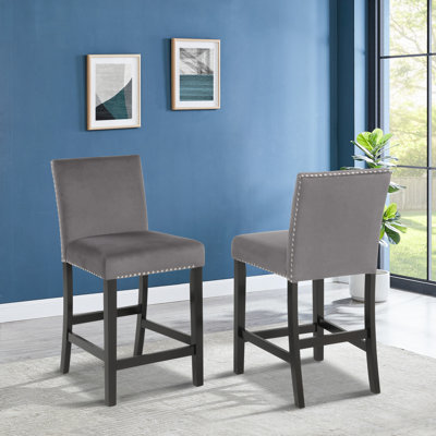 De 2 tabourets de comptoir en velours gris - sièges rembourrés, garniture cloutée attrayante, pieds, l 18,5 po x P 21,76 po H 40 po, 26 tabourets, assise en bois foncé 26 po