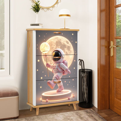 Meuble à chaussures à 3 tiroirs rabattables, décoré sur le thème d'un astronaute mignon en combinaison rose tenant une lampe lune sous un ciel étoilé. Organisateur de rangement pour chaussures