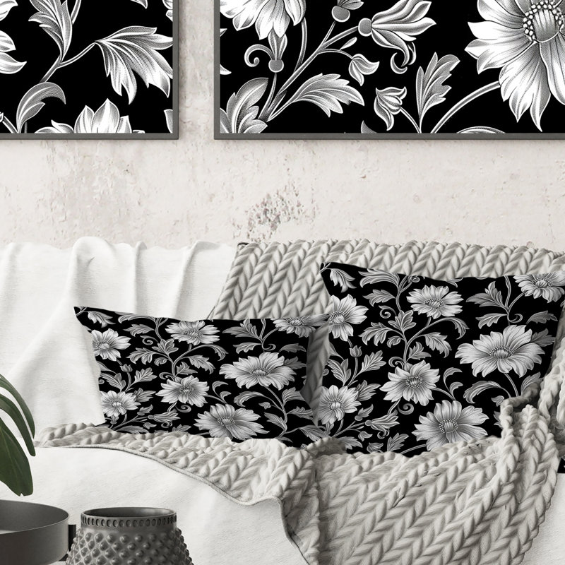 Coussin lombaire noir avec motif floral noir et blanc