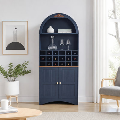 Armoire à vin arquée en bois avec support à vin amovible, surface en bois aggloméré anti-rayures, tablettes réglables et conception anti-basculement pour le salon et la salle à manger