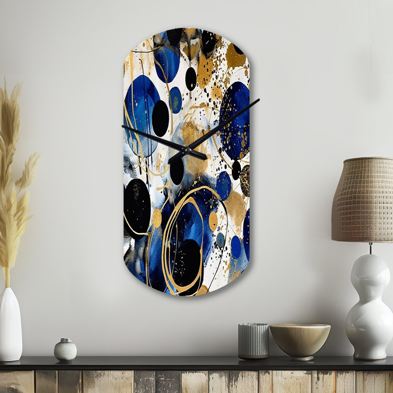Motif abstrait avec textures bleues et dorées XVIIIème - Minimalisme, horloge murale asymétrique en métal, cylindre bleu
