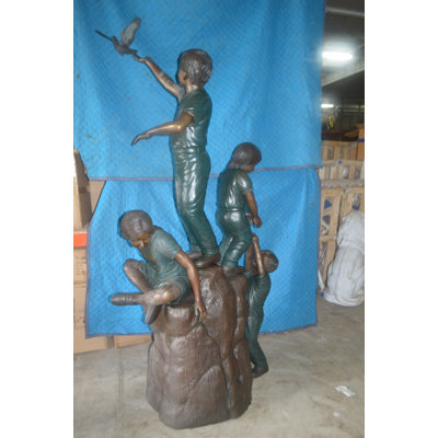 Statue de quatre enfants jouant sur un rocher - Taille: L 49 po x l 26 po x H 89 po.