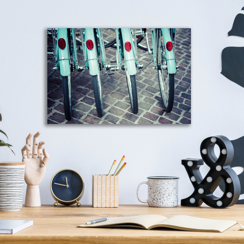 «Bicycle Line Up 1» par Jessica Reiss, H 12 po x l 16 po x P 0,13 po