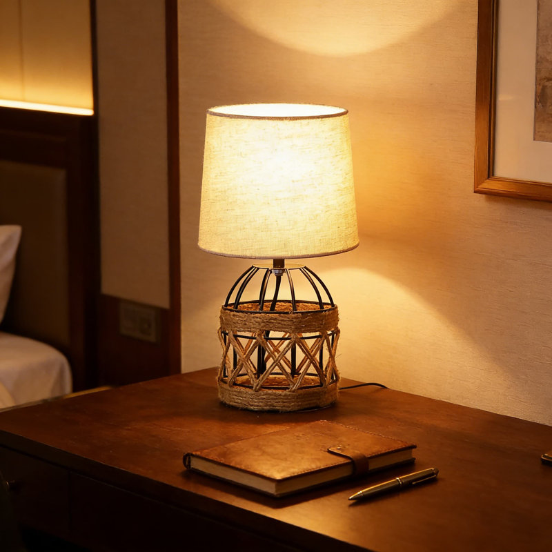 Lampe de table Boho avec base en cage en rotin et abat-jour en lin, lampe de chevet pour table de chevet de chambre à coucher ou décor de salon, douille E26 (ampoule non incluse)