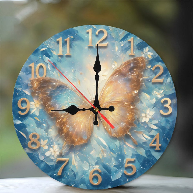 Horloge avec papillon doré