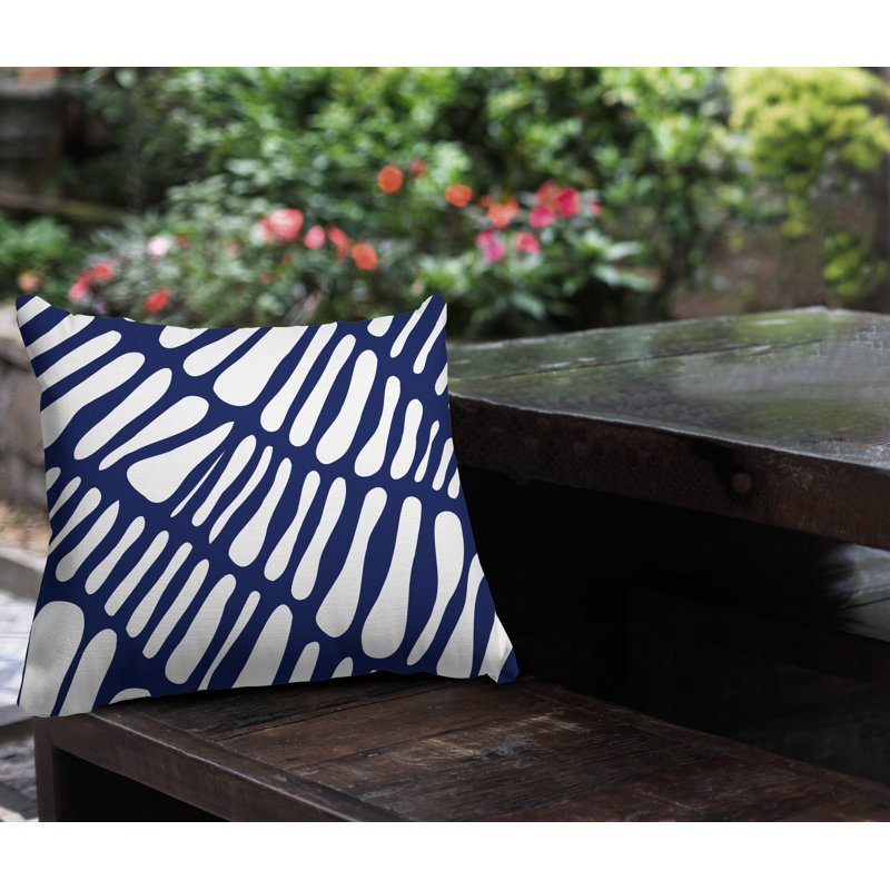 Coussin décoratif intérieur / extérieur Chase Tribal Abstract, L 15 po x H 15 po, Bleu marine