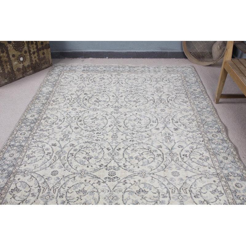 Découvrez un élégant tapis turc beige Oushak idéal pour votre salon ou votre grand espace de vie