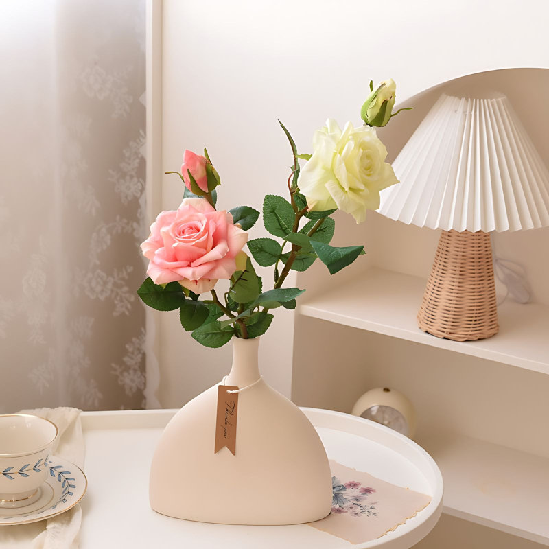 Bouquet de roses dans un vase, Blanc / rose