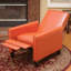 Fauteuil inclinable moderne avec accoudoirs et dossier rembourré