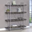 Bibliothèque à chevrons avec tablettes pleine longueur, combinant charme rustique et élégance moderne pour des solutions de rangement élégantes.