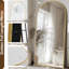 Miroir surdimensionné arqué en métal surdimensionné-570231696-570093163