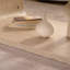 Table basse moderne en bois clair incurvé moderne avec cadre ouvert et rangement ouvert pour les salons contemporains