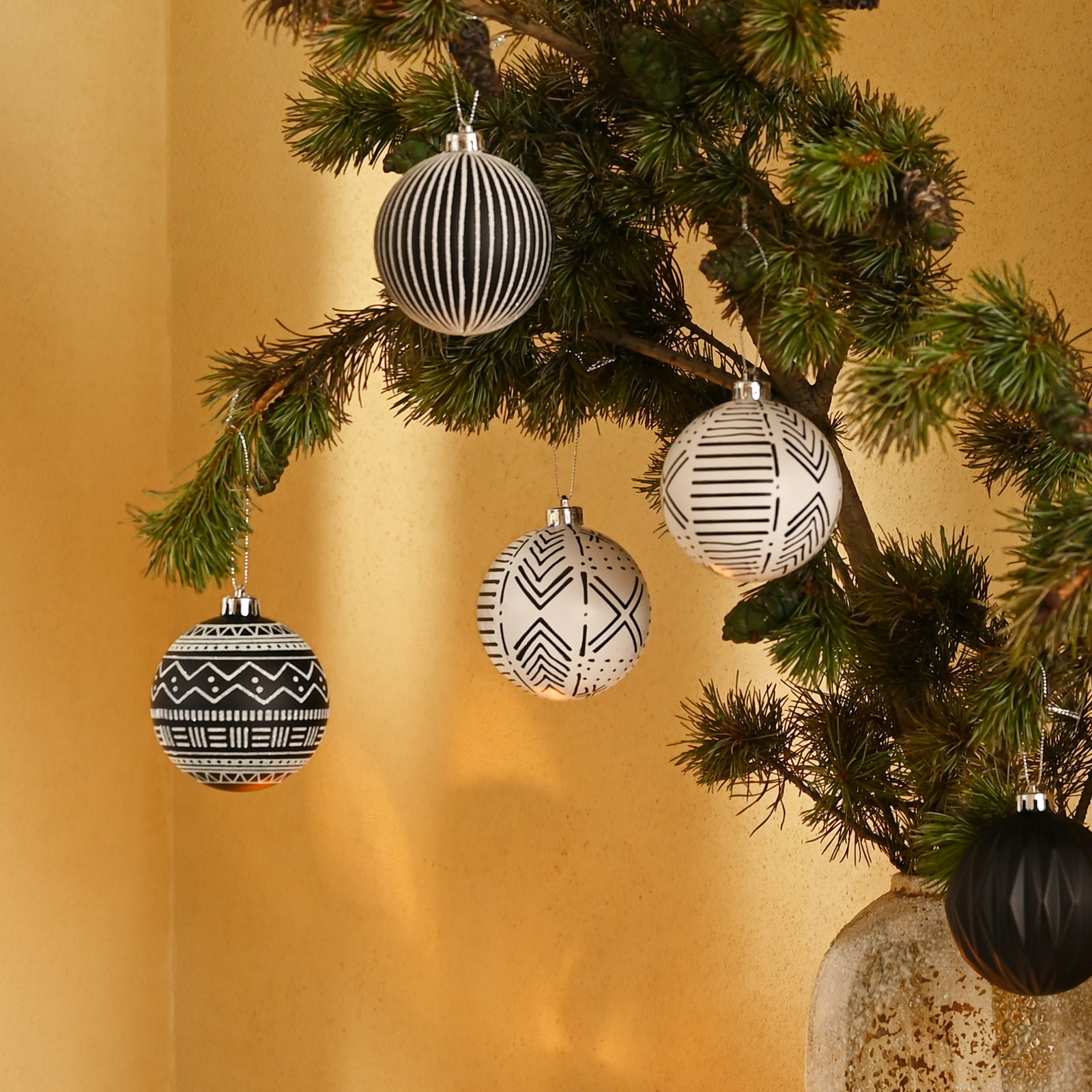 Kaimani 9-Piece Shatterproof Ball Ornaments , Black/White