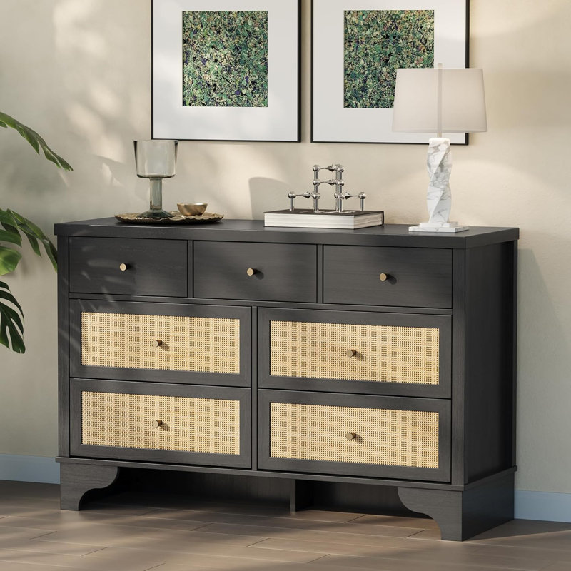 Grande commode 7 tiroirs avec façades en rotin pour la chambre à coucher
