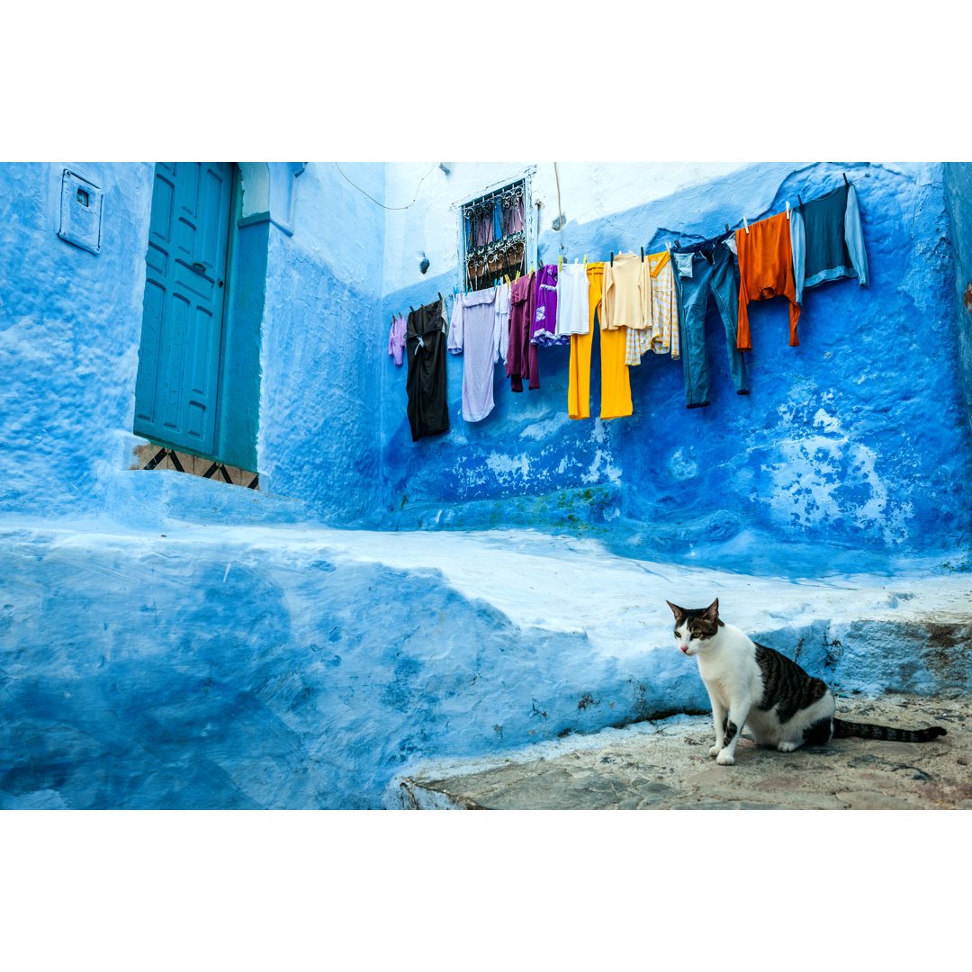 Wäsche trocknen auf der Straße Chefchaouen, Marokko, Nordafrika by Pavliha - Kunstdrucke