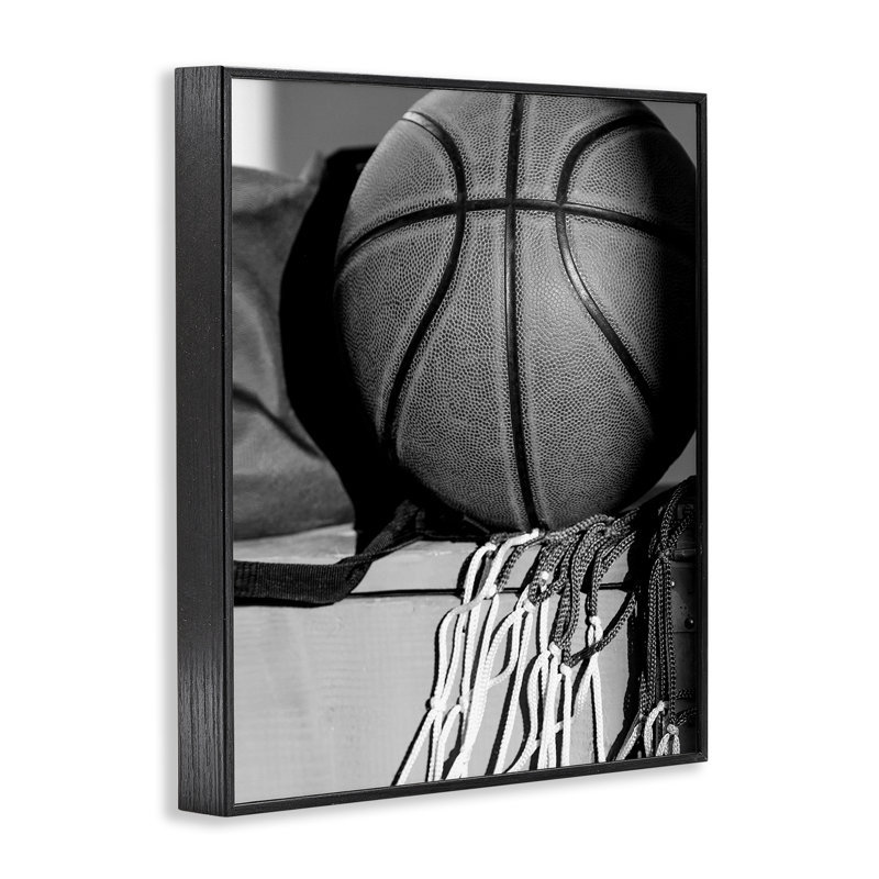 «Basketball Sport Still Life», estampe numérique encadrée par Daphne Polselli, Giclée encadrée noir minuit, H 30 po x l 24 po