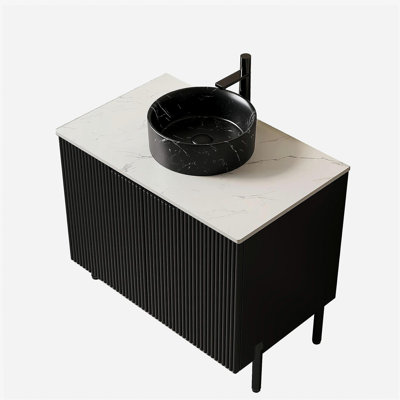 Ensemble de meuble-lavabo sur pied 24 po avec lavabo, meuble-lavabo de salle de bain autoportant à 2 portes TURIO avec comptoir en pierre frittée blanc Carrara, sans robinet, couleur noire