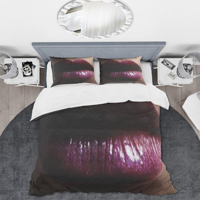 Gros plan sur des lèvres dodues féminines avec des paillettes - ensemble de housse de couette moderne - microfibre de polyester