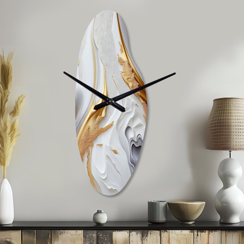 Horloge murale abstraite en marbre blanc et doré I - horloge murale en métal incurvée, Moyenne