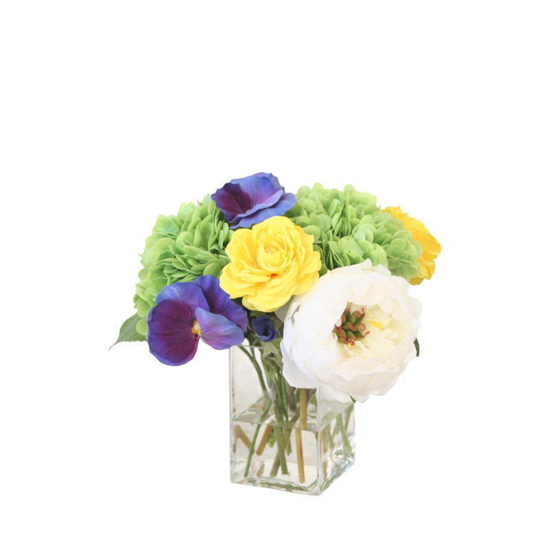 Centre de table en hortensia, pensée et pivoine dans un vase