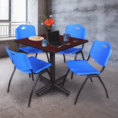 Table de salle de repos carrée Nicklo, chaises empilables 4 M