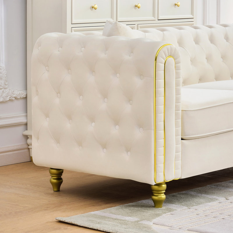 Velours 2 places 63 po beige avec accoudoirs roulés à boutons et pieds dorés, pour le salon, impact visuel doux au toucher dans l'espace