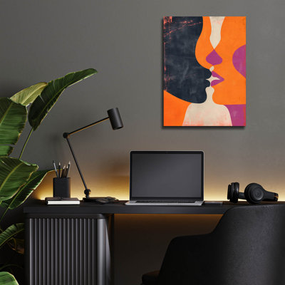 Art mural en verre Wrought Studio ™ «The Kiss» par Andreas Magnusson