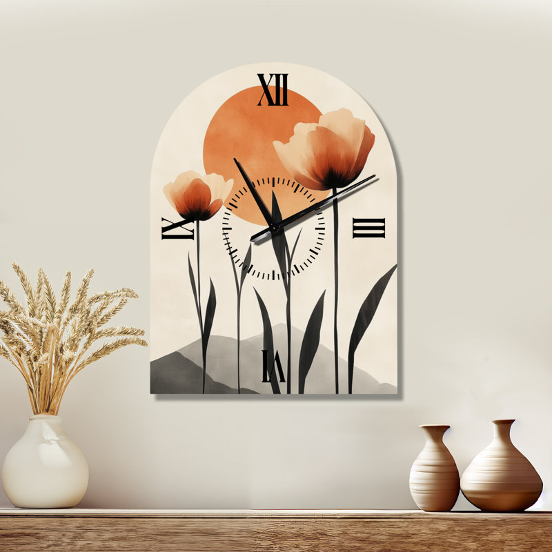 Tulipes du milieu du siècle au soleil - Horloge murale en métal orange de style Mid-Century Arch, H 31 po x l 23 po - Arche