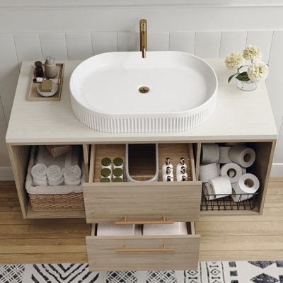 Meuble-lavabo mural avec lavabo ovale en céramique, armoire en bois massif multicouches, tiroirs à fermeture en douceur et rangement ouvert pour des salles de bain modernes et peu encombrantes