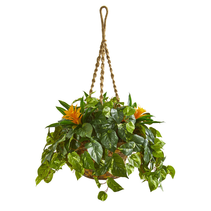 Plante de feuillage artificiel dans un panier