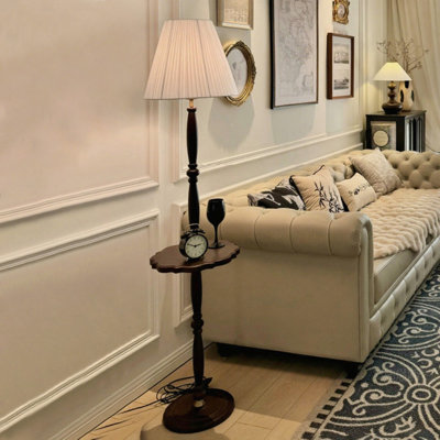 Blanc + tissu brun noisette + lampes sur pied en bois massif