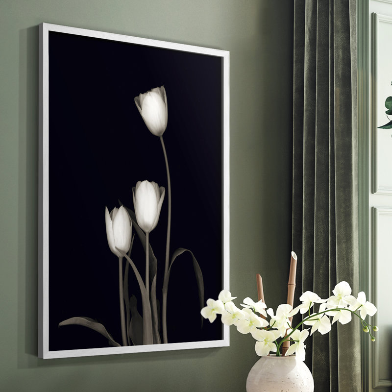 «Tulip Pose III», reproduction encadrée - bois massif, H 10 po x l 8 po, Blanc