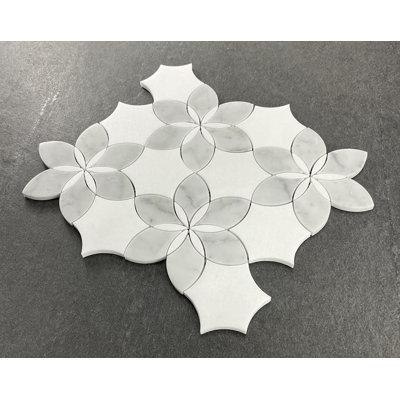 Jet d'eau - carrelage mosaïque en marbre et motif de marguerites