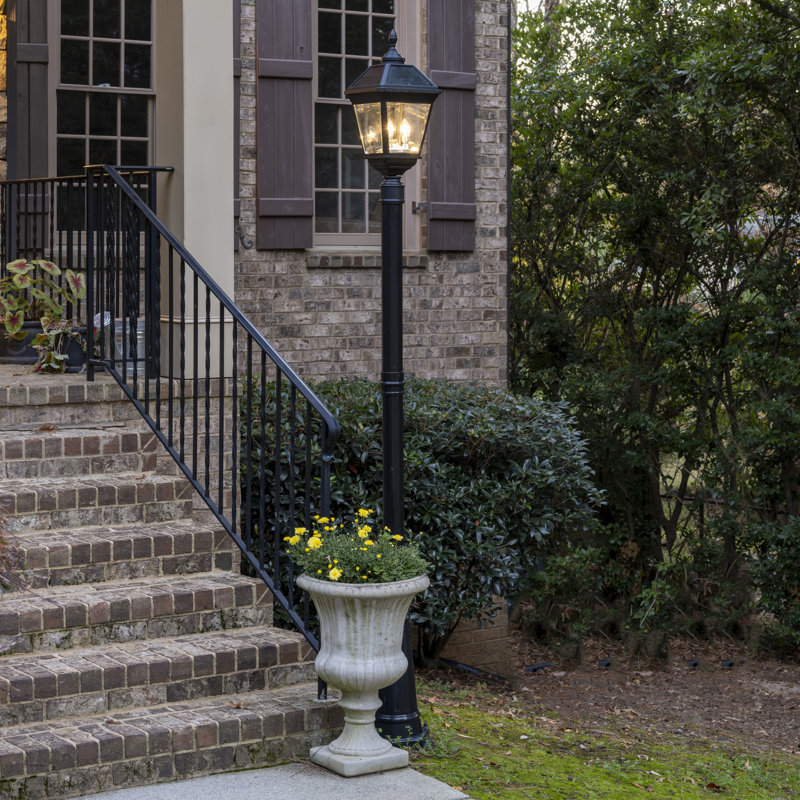 Lampadaire solaire Imperial à trois ampoules avec panneaux solaires trapézoïdaux et monture 3 po 