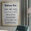 «Simple Bathroom Rules», reproduction encadrée de qualité supérieure - prête à être accrochée-88260307-88260303