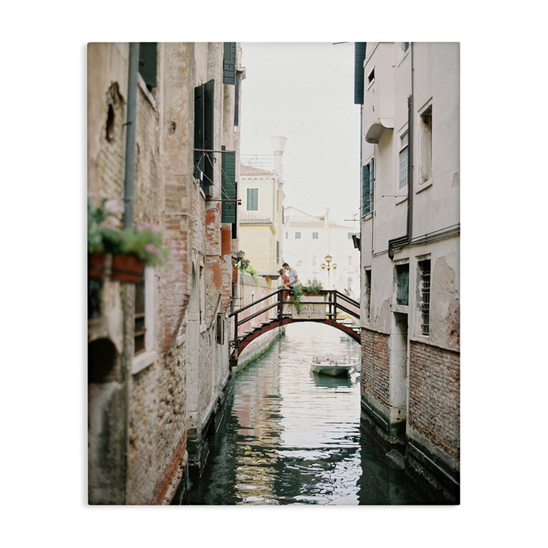 «Couple on Canal Bridge» par Justine Milton, H 30 po x l 24 po
