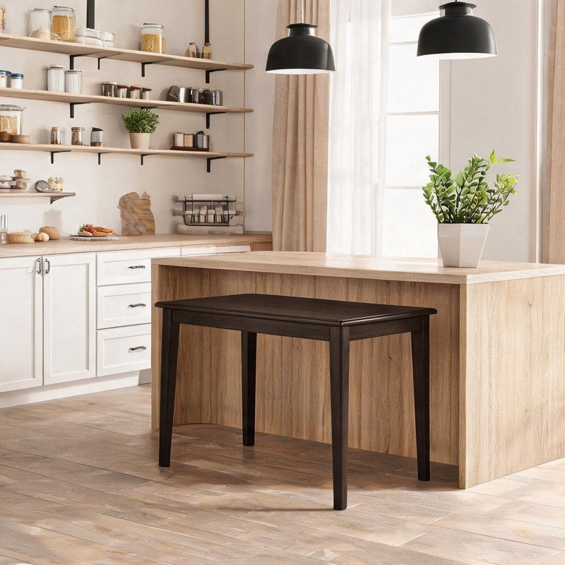 Table de salle à manger en bois d'hévéa et placage, avec pieds fuselés et plateau fixe pour quatre convives