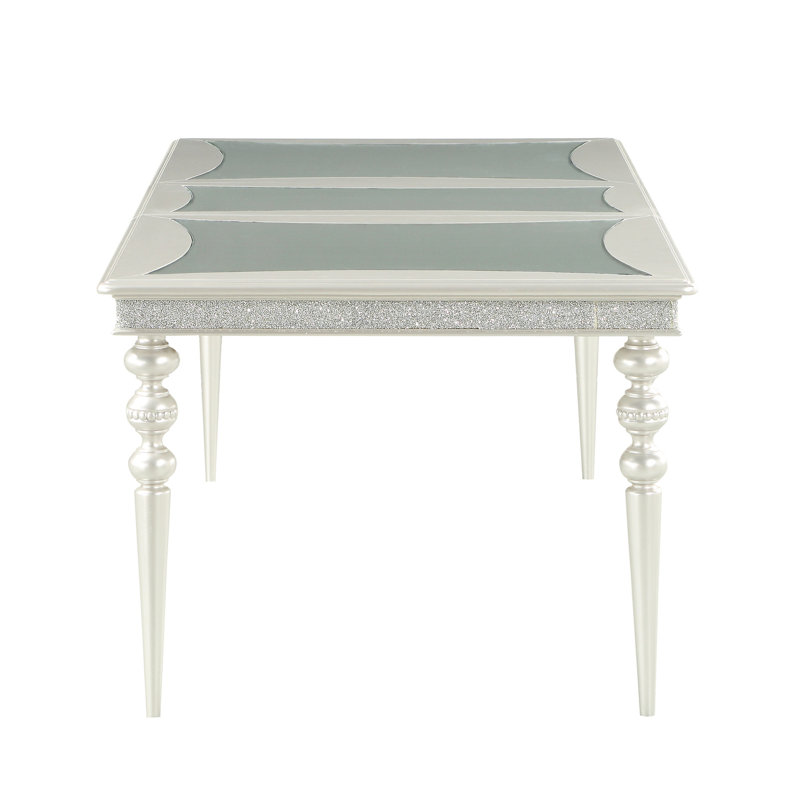 Table de salle à manger extensible avec finition platine. Accueille plus d'invités avec une rallonge de 20 po. Fabriquée à partir de bois de peuplier et de composite. Comprend des détails élégants en strass en miroir. Argent, 88 po x 40 po